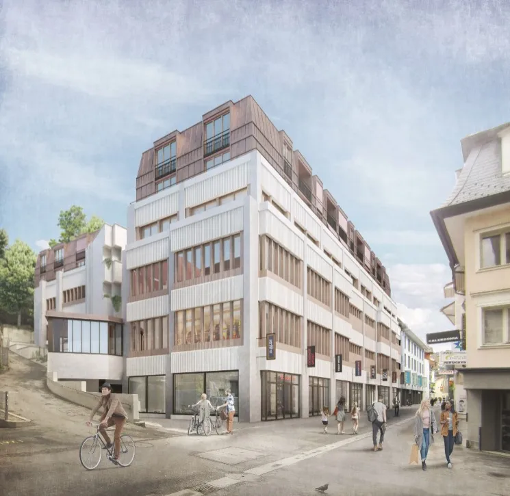 Strasse mit Fussgängern und hohen Gebäuden