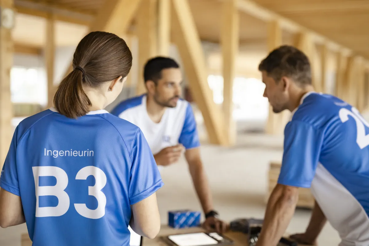 Personen in einem blauen Shirt