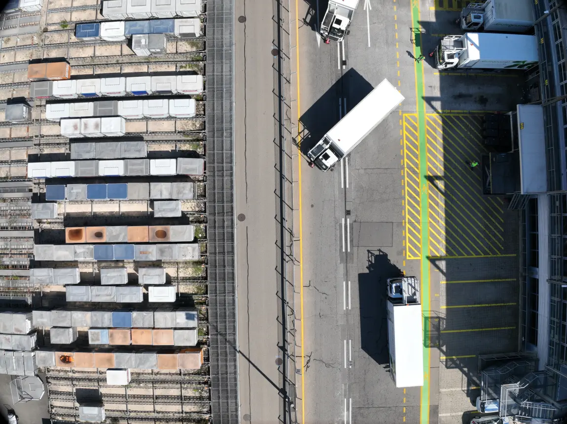 Drohenaufnahme von Strase und Containern