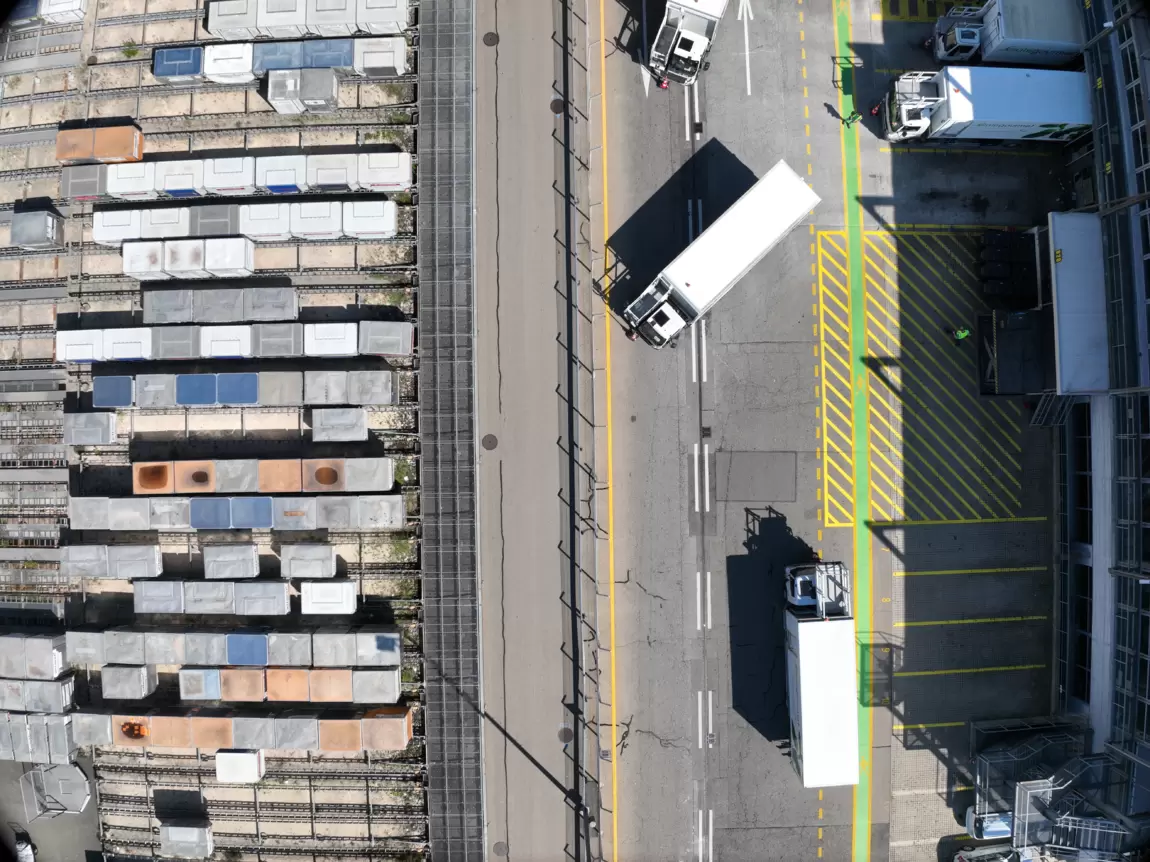 Drohenaufnahme von Strase und Containern