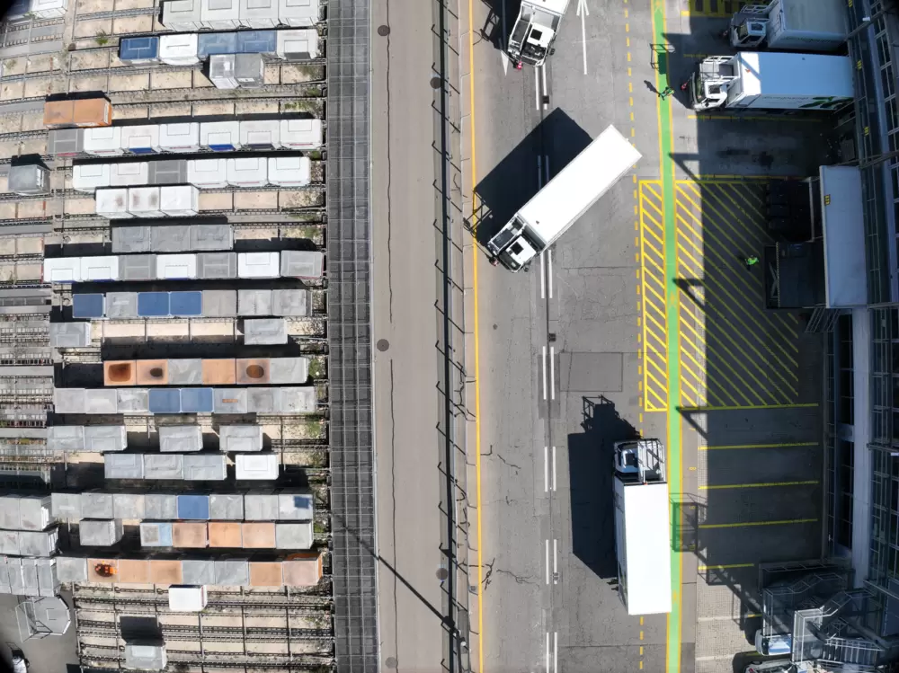 Drohenaufnahme von Strase und Containern