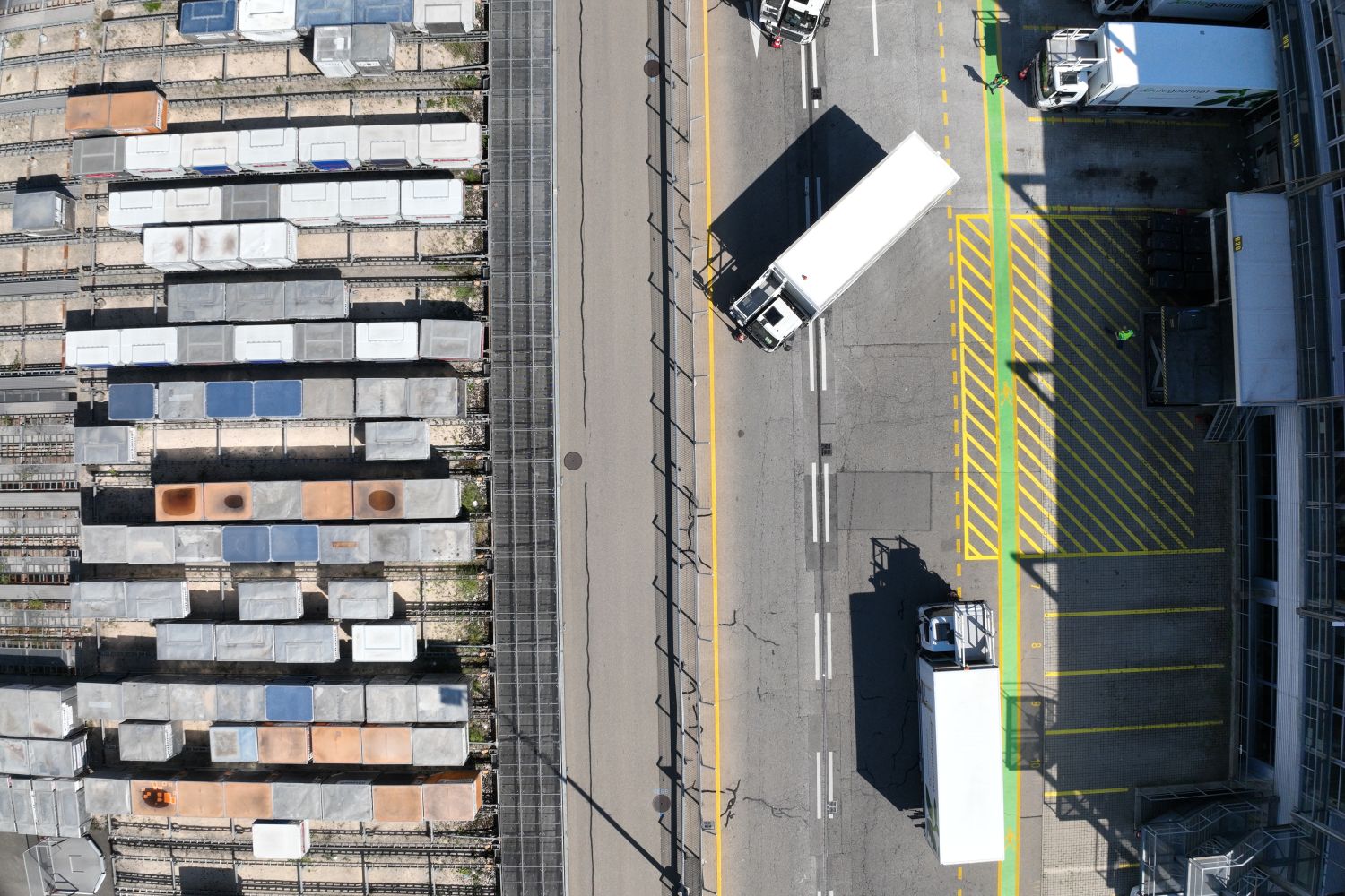 Belagssanierung Y-Areal Drohenaufnahme von Strase und Containern
