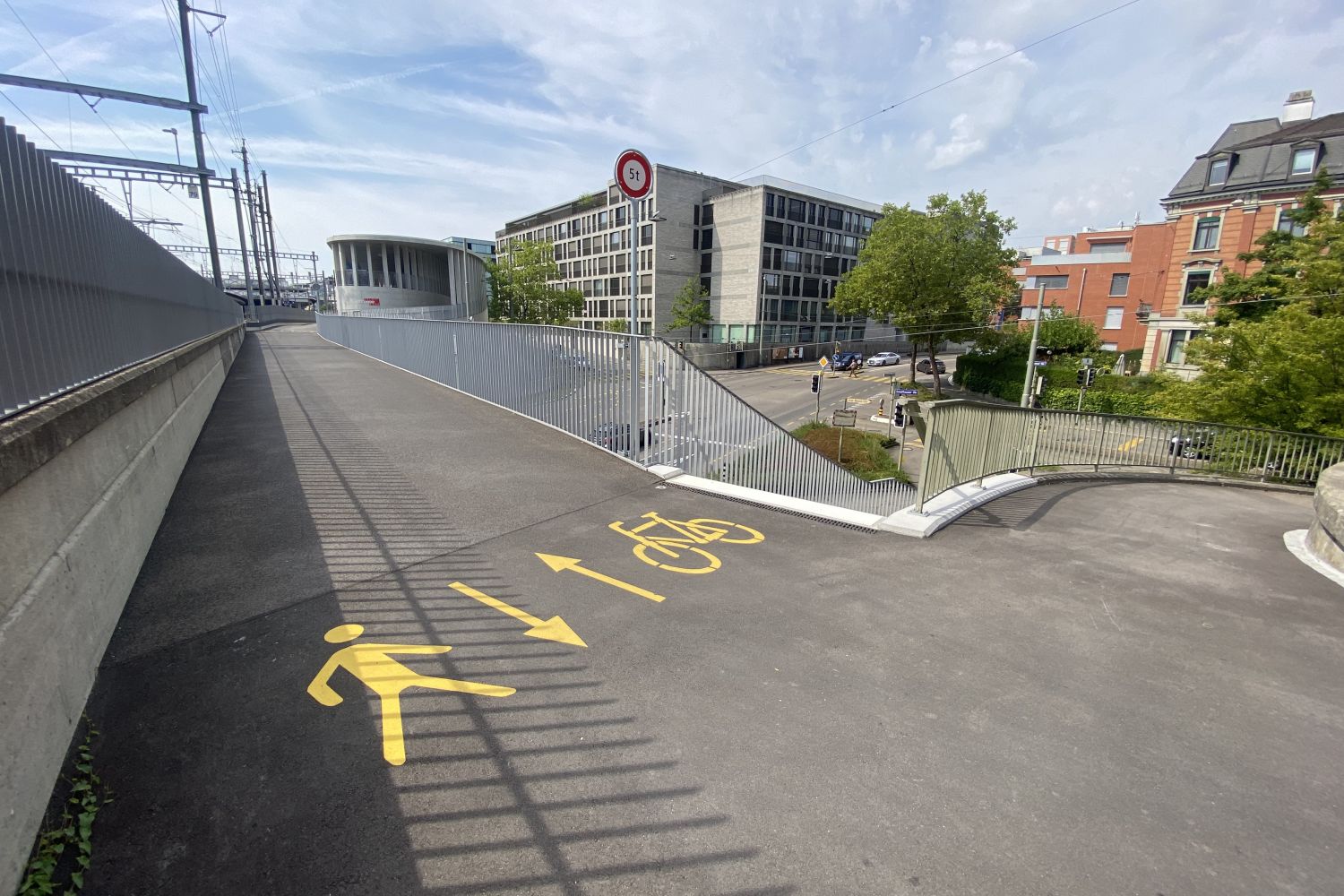 Fuss- und Radweg in Winterthur Weg mit Fussgänger- und Velosymbol auf dem Boden