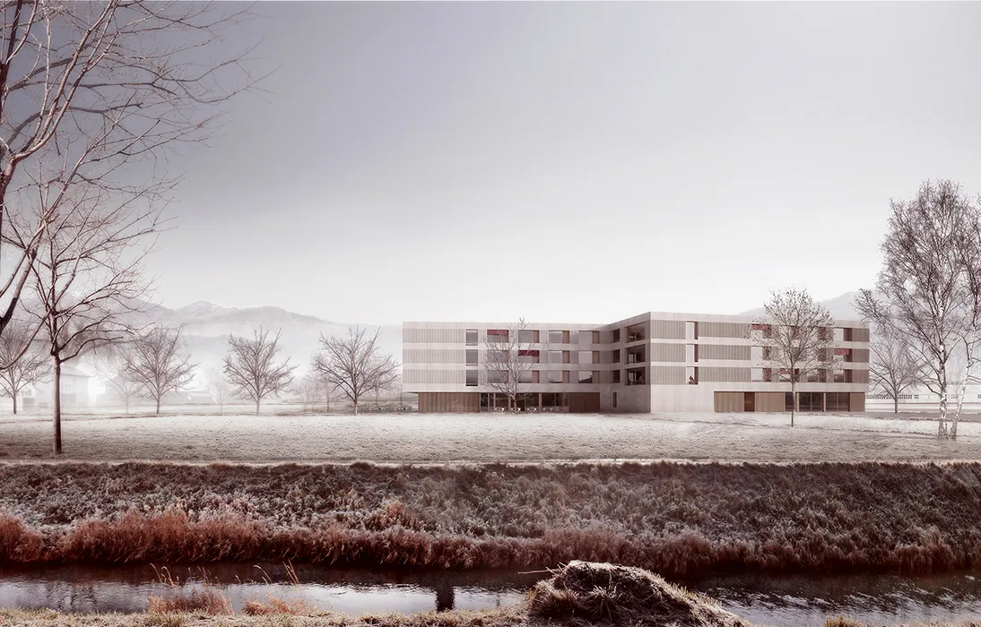 Wiese mit Frost und Nebel, im Hintergrund steht ein rechteckiges Gebäude