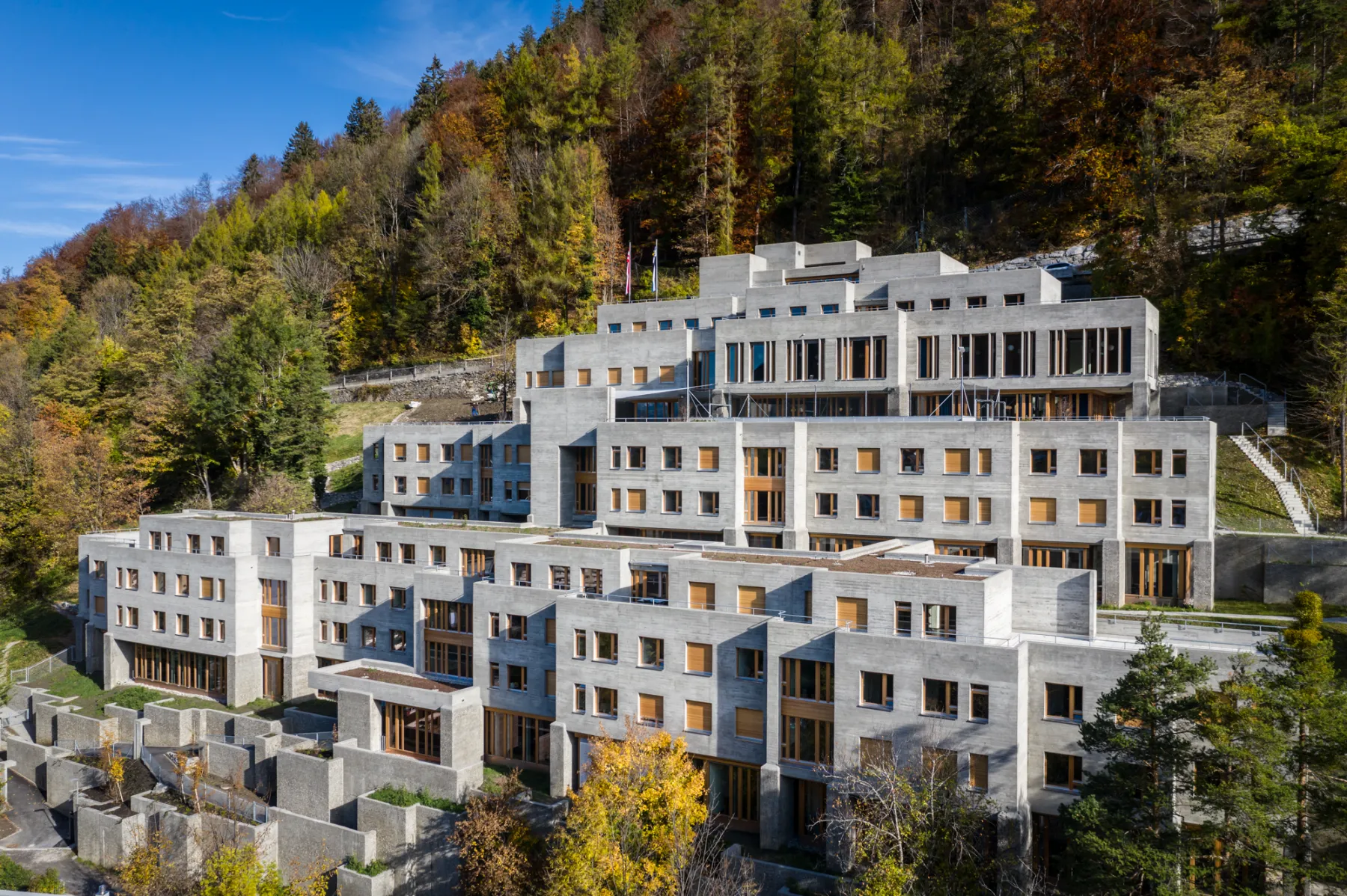 Terassenähnliche Häuser mit grauer Fassade