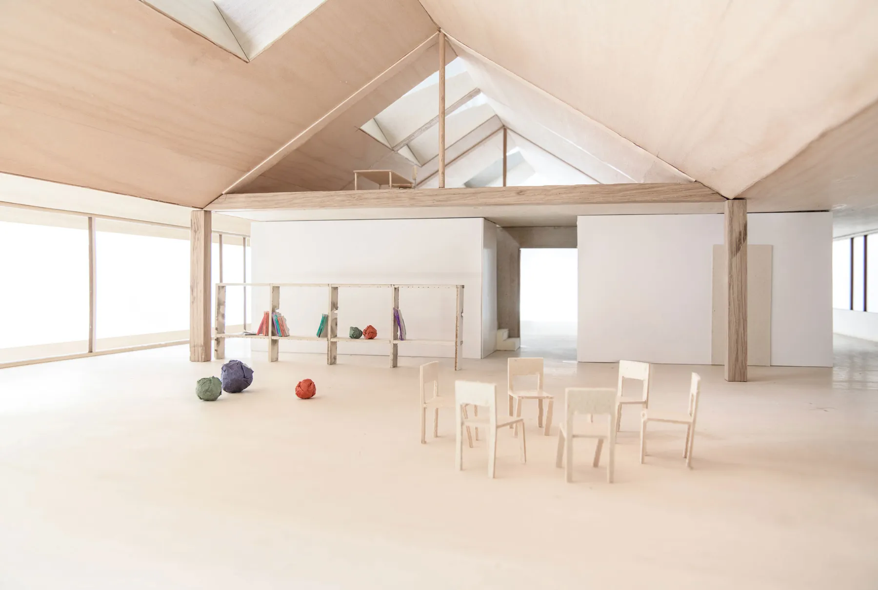 Modell aus Holz, Raum mit Stühlen 