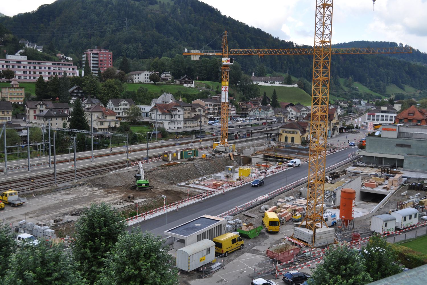 Neugestaltung Kantonsstrasse und Bahnhofplatz, Neubau Bushof und Parking