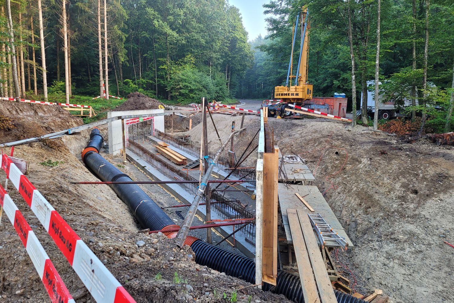 Ersatzneubau Bachdurchlass, Wöschbach Baustelle mit Absperrungen