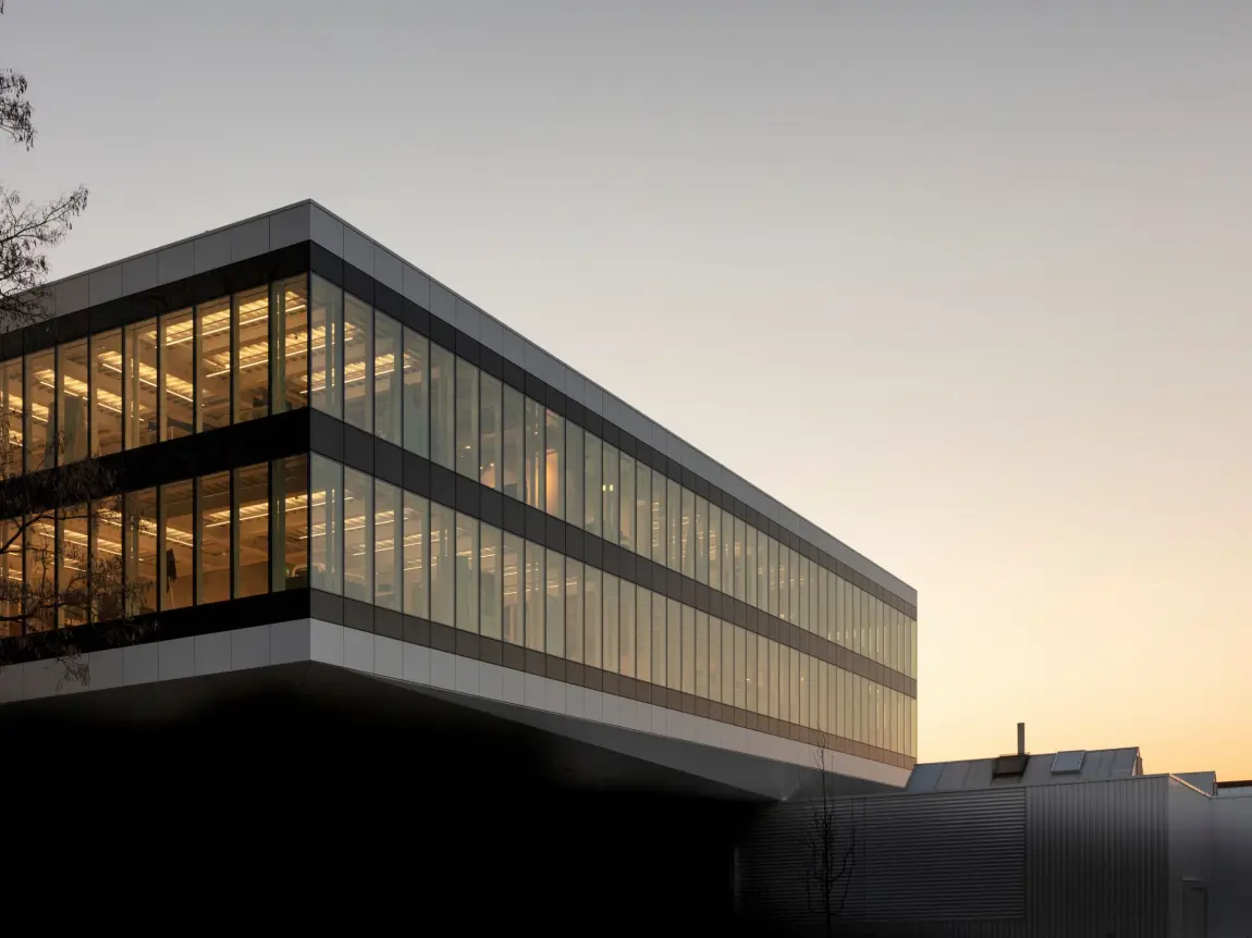 Gebäude mit grosser Glasfront bei abendlicher Stimmung