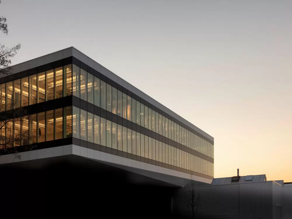 Gebäude mit grosser Glasfront bei abendlicher Stimmung