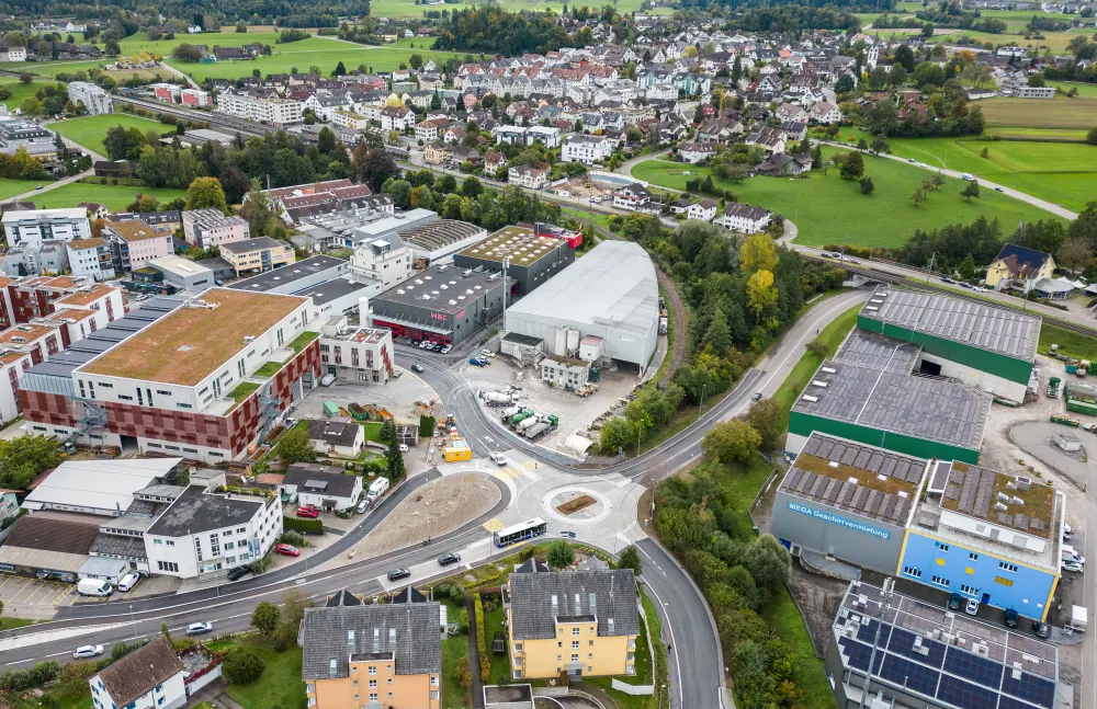 Kreisel mit vier Strassen aus der Vogelperspektive