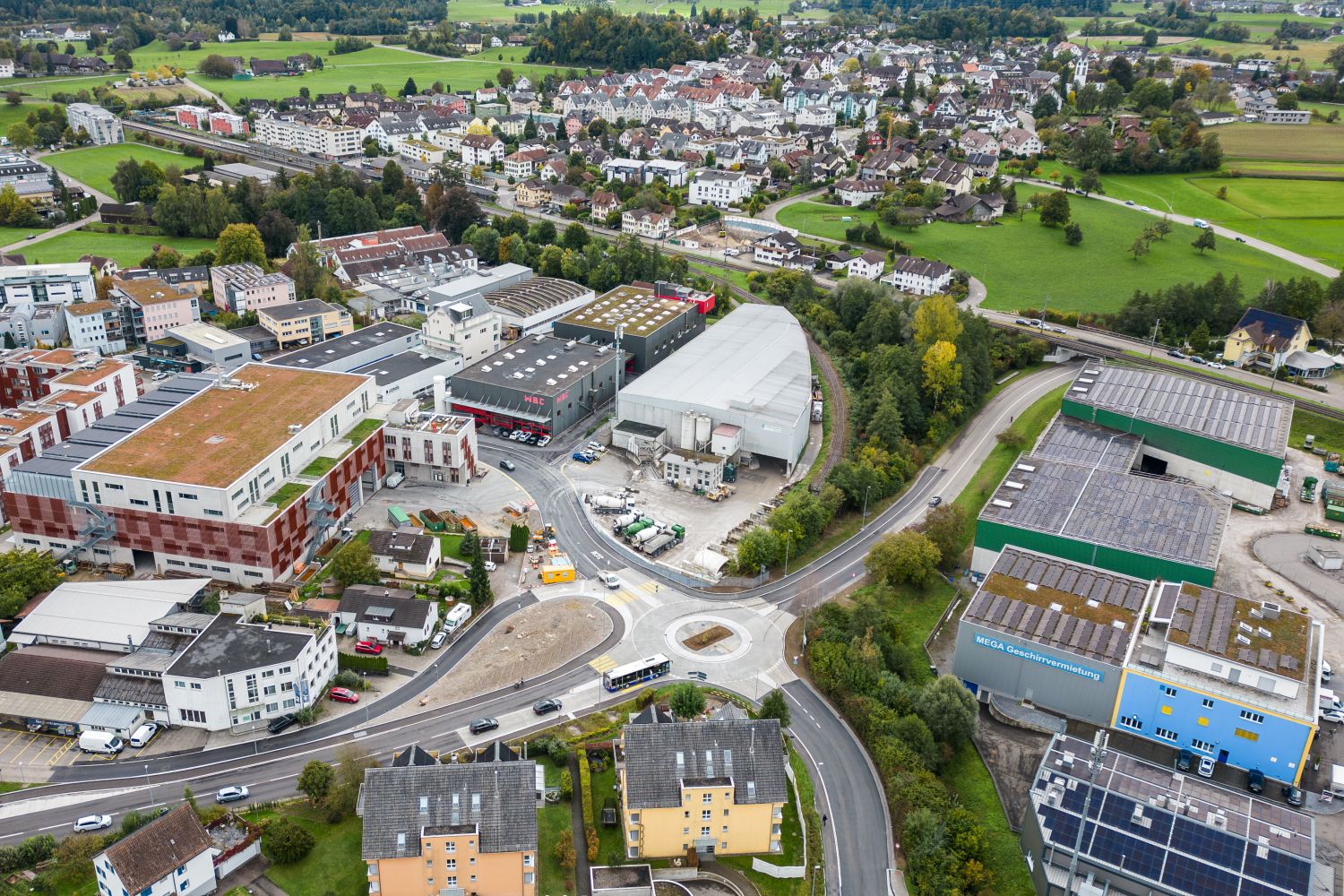 Kreisel mit vier Strassen aus der Vogelperspektive