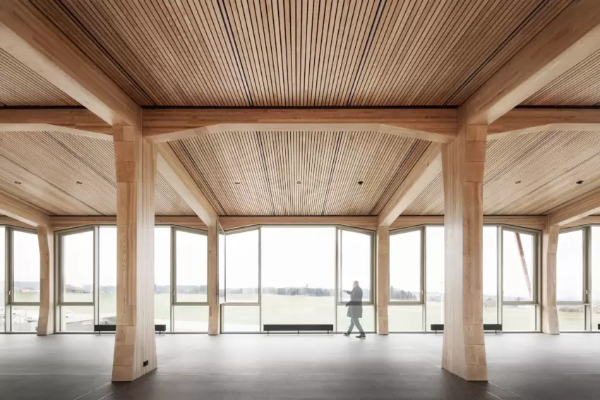 Raum aus Holz mit Fensterfront 