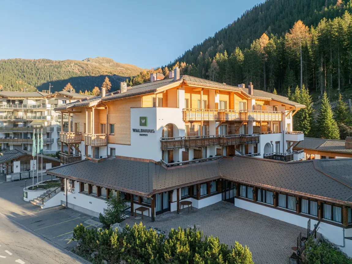 Hotel Waldhuus Abendlicht Vorderansicht