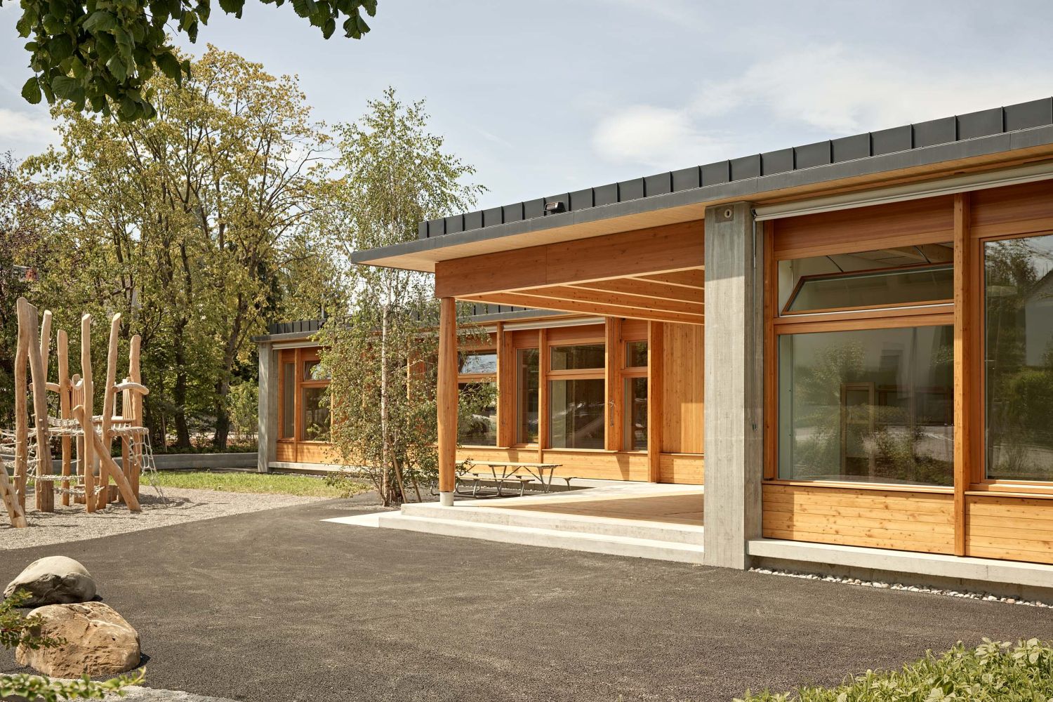 Kindergarten in Holzbauweise mit Spielplatz