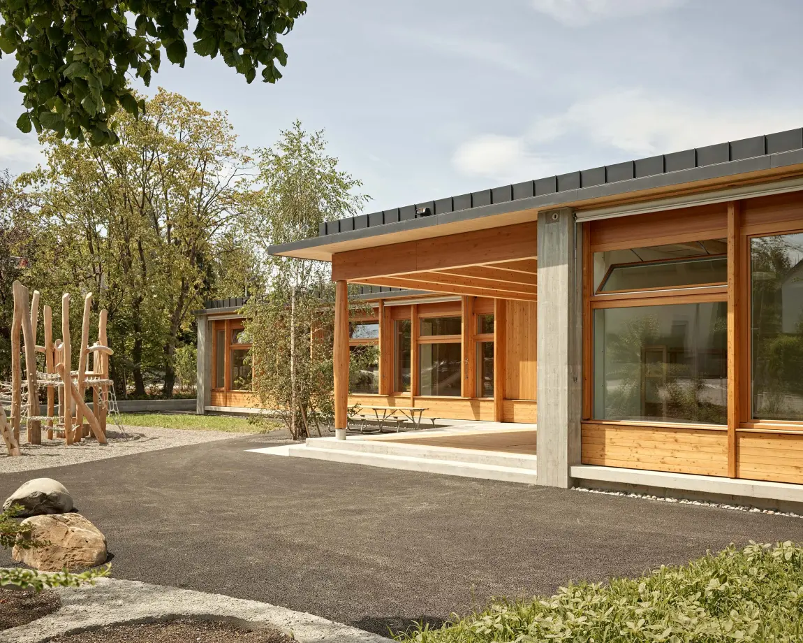 Kindergarten in Holzbauweise mit Spielplatz