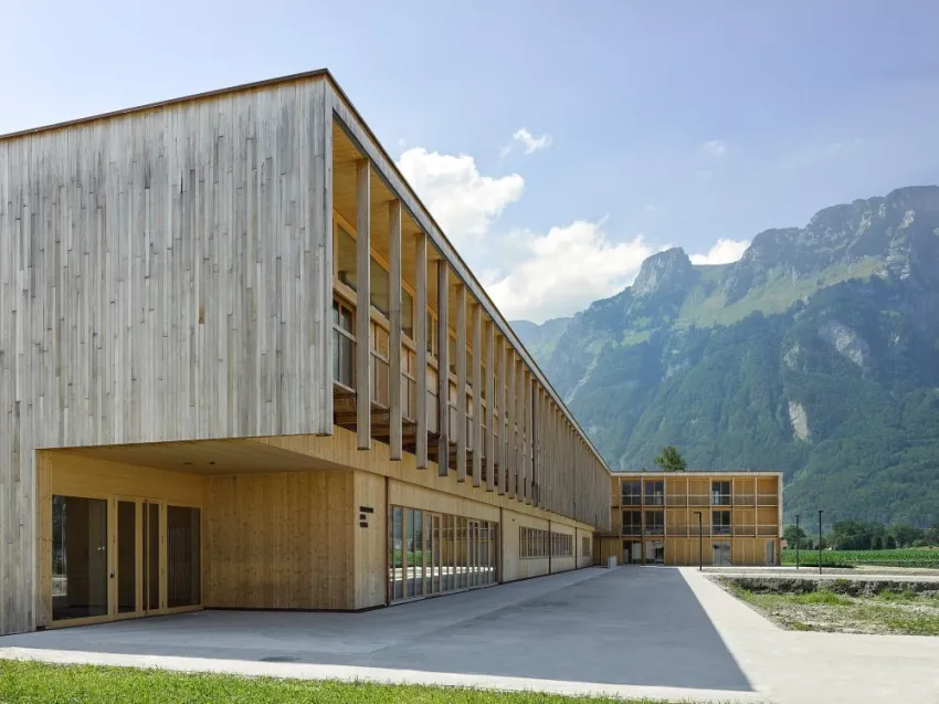 Gebäude aus Holz mit Bergen im Hintergrund