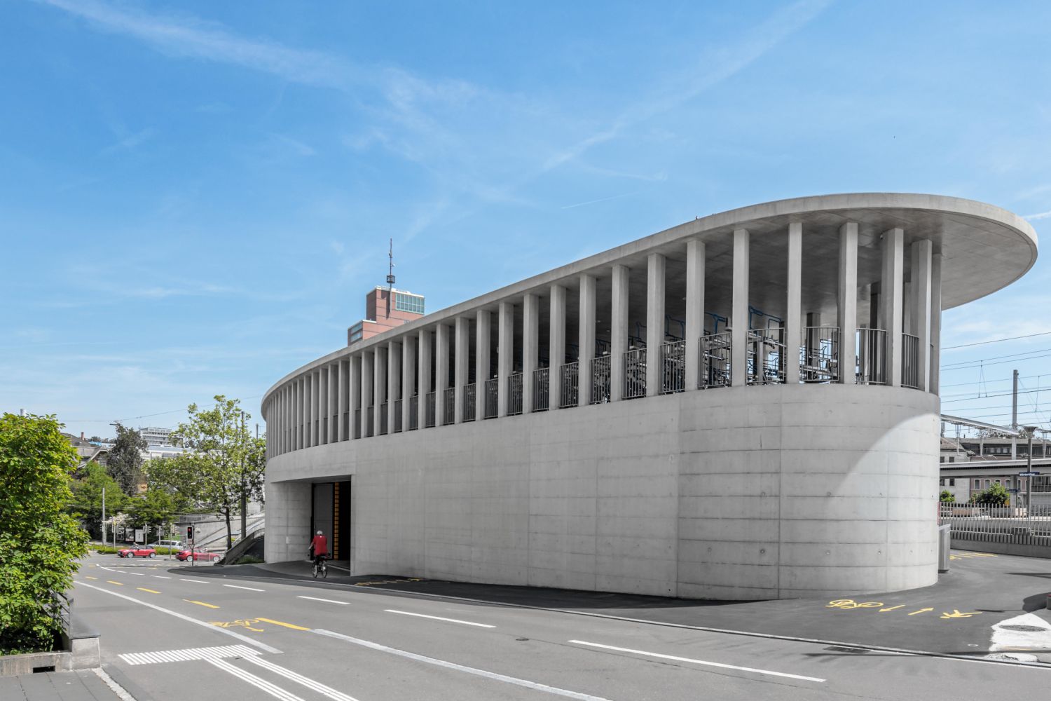 Neubau Logistikzentrum Esseareal, Winterthur Gebäude mit vielen Säulen an einer Strasse