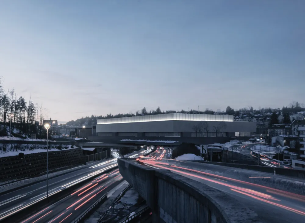 Autobahn bei Nacht mit Frontansicht der neugebauten Halle