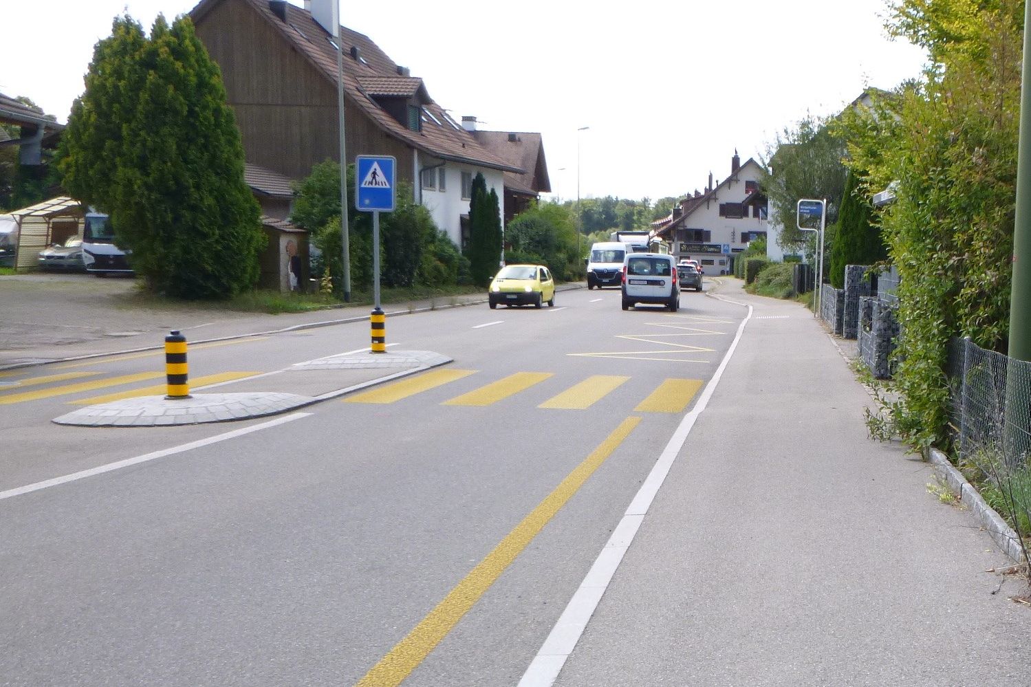Strass mit Autos und Zebrastreifen