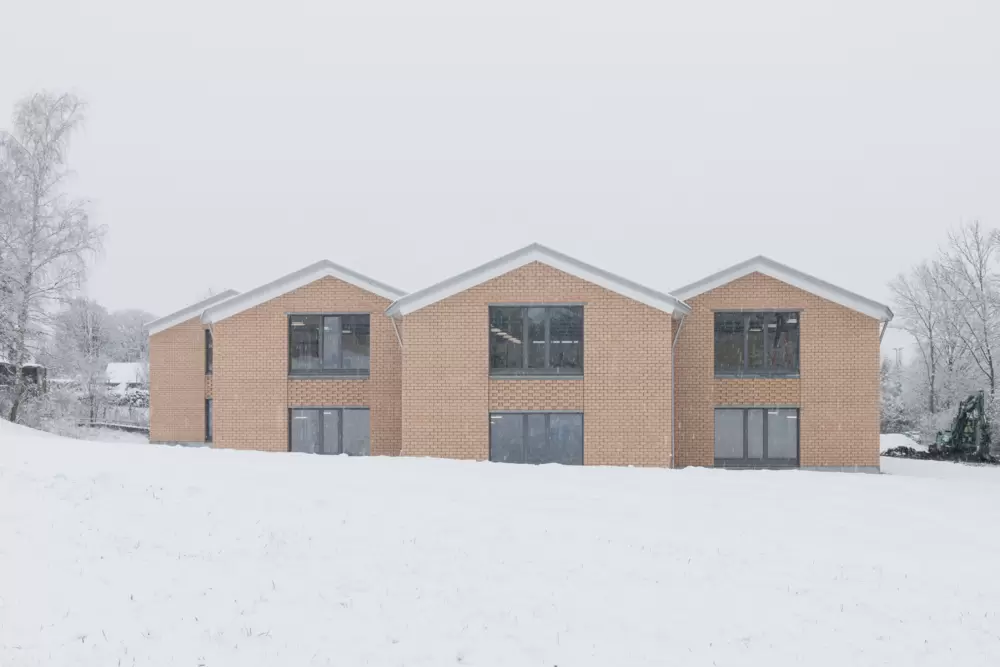 Schulhaus im Schnee