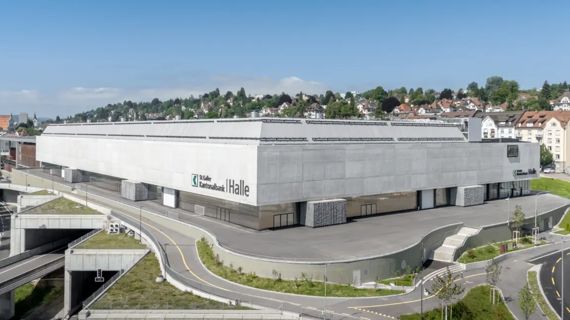Autobahn bei Nacht mit Frontansicht der neugebauten Halle