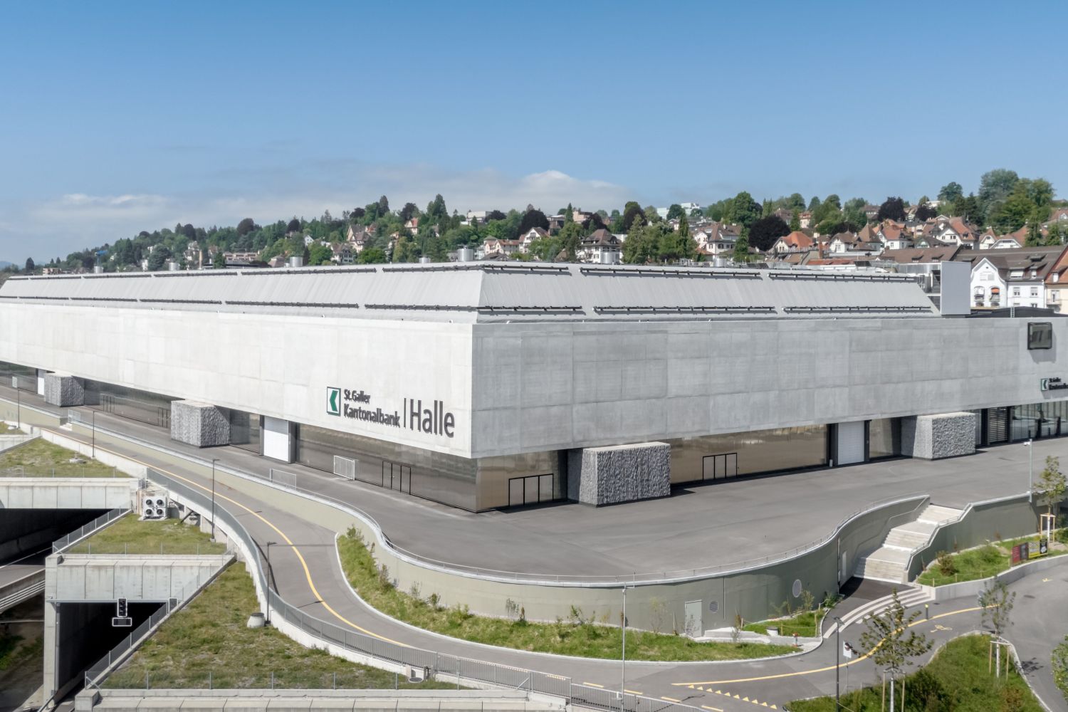 Autobahn bei Nacht mit Frontansicht der neugebauten Halle