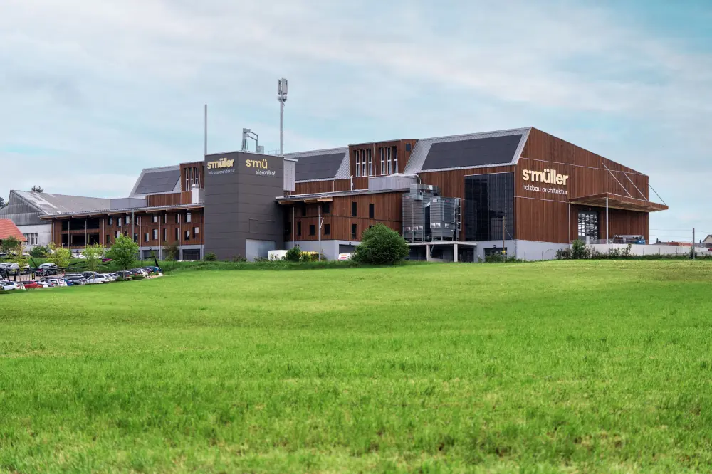 S. Müller Neubau Holzfassade grüne Wiese