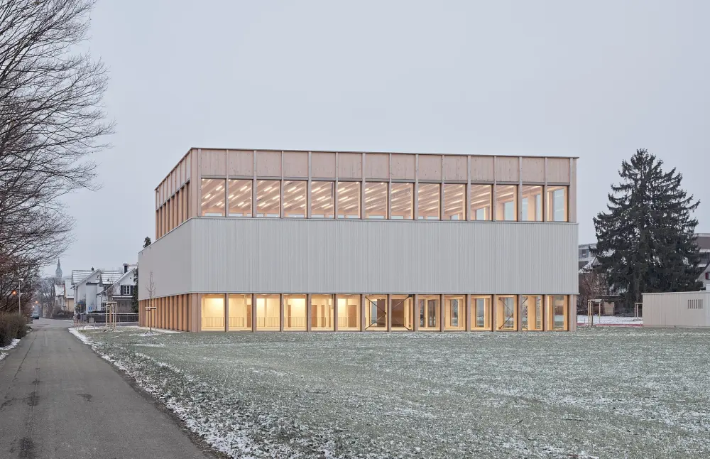 Sporthalle roter Sportplatz