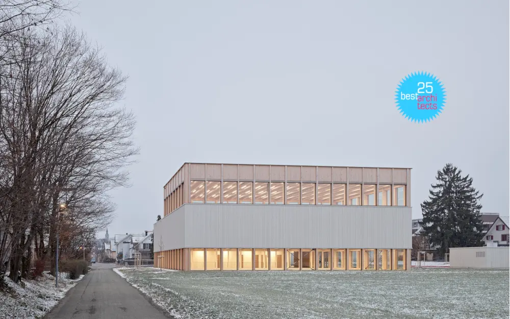 Sporthalle roter Sportplatz